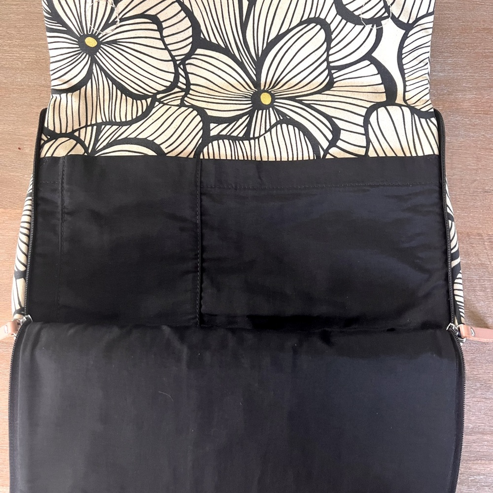 Good conditionPetunia Pickle Bottom PBB Crossbody Clutch (discontinued model) - Picture 9 of 9